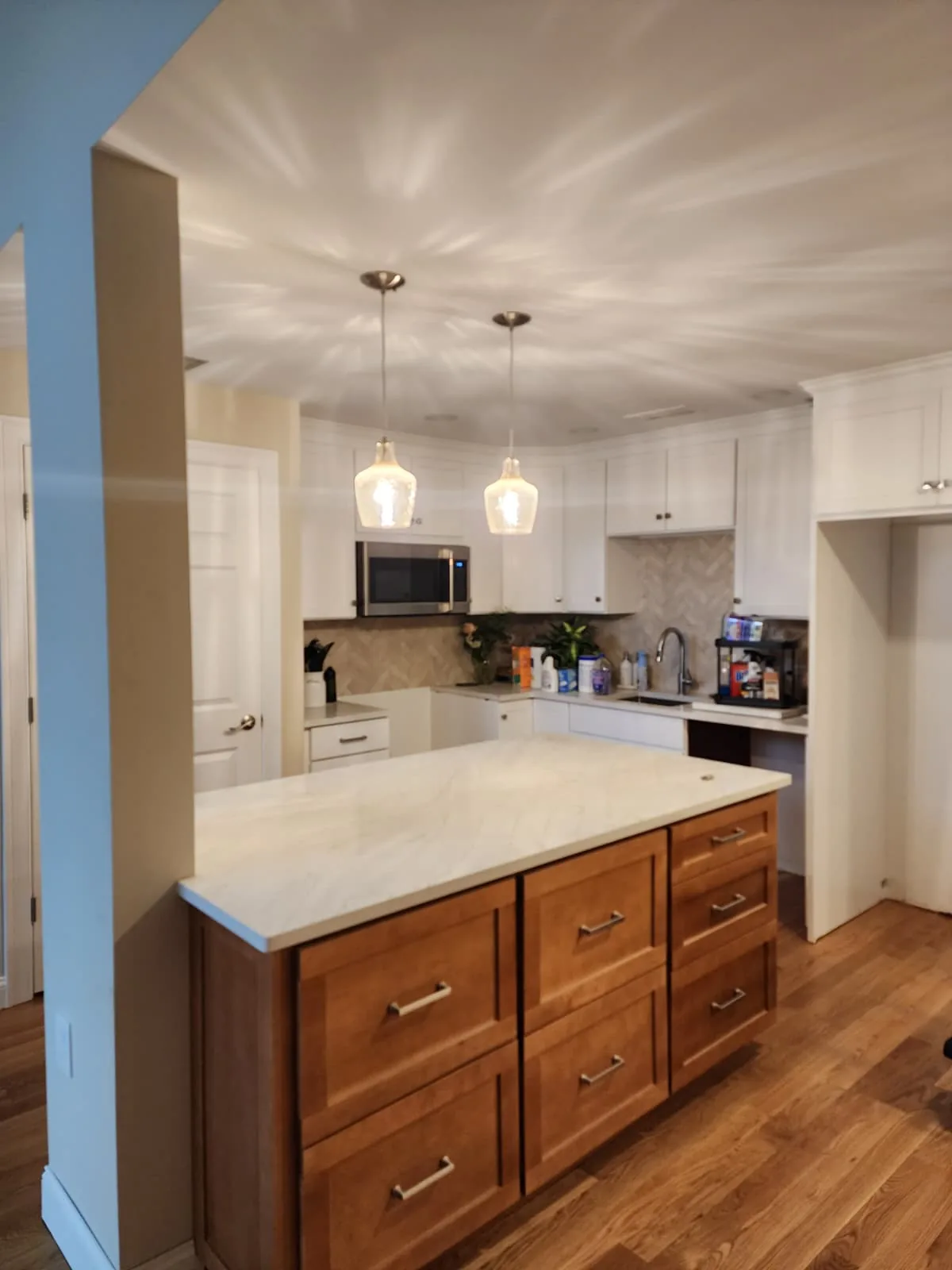 Kitchen island and pendant lights — detail